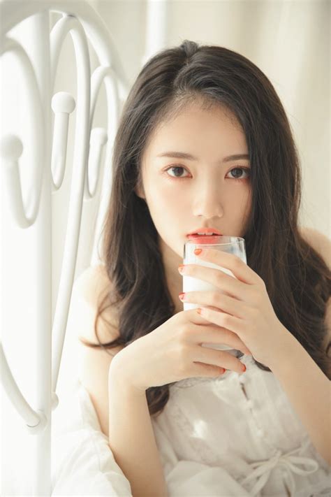 礼炮鸣响，国旗护卫队擎国旗出场！